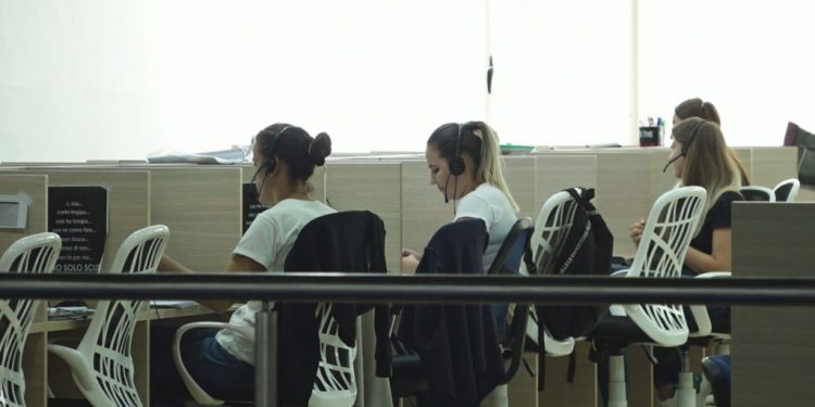 Skema e mashtrimeve të call centera-ve në Shqipëri, që vjedhin qytetarët e BE-së