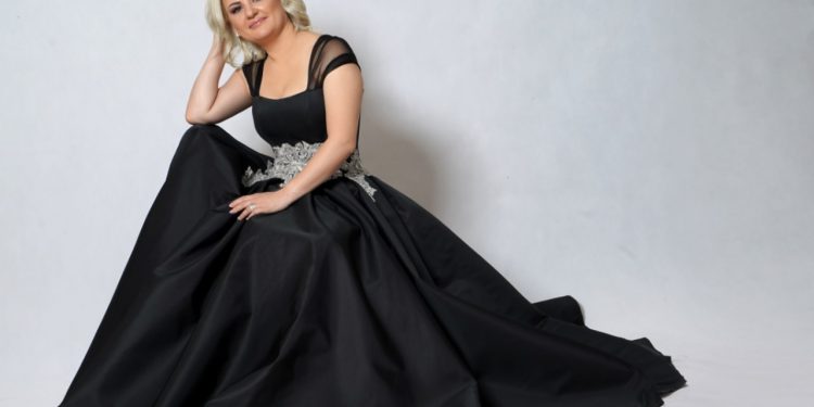 I’u hodh në erë Range Rover-i luksoz! Ish noterja “miss” Rezarta Koçi dikur asistente e Eduard Halimit: Ja pse i ishte hequr përgjithmonë licensa noteres