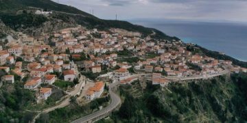 Si u vodhën miliona euro tokë në Dhërmi përmes zyrave shtetërore