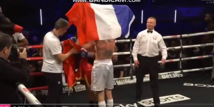 Trajneri grek i Florian Markut meriton duartrokitje, nuk e lë flamurin shqiptar që të valvitet me kokën poshtë