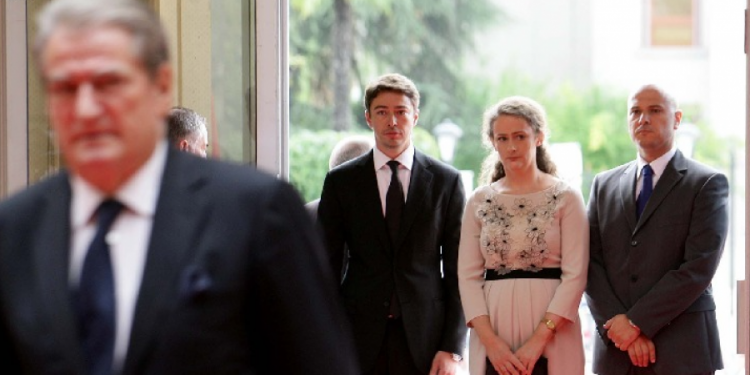 Argita dhe Jamarbri blenë vilë në Gjirin e Lalzit pas shpalljes “non grata”, Berisha 190 mijë USD kursime