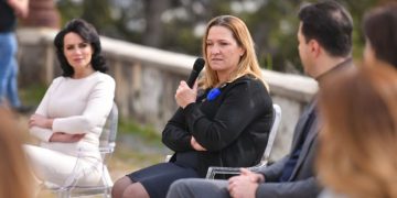 Revoltohet Flutura Açka: Cilin Berishë të besoj, atë që mbështeti Bashën apo atë që thotë Basha është delja e zezë?!
