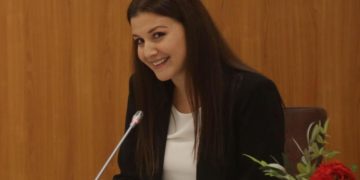 Vjehrra e zëdhënëses së re të Berishës, Floriana Garo masakron… Berishën: Faktet e korrupsionit dhe krimeve të tij janë ulëritëse