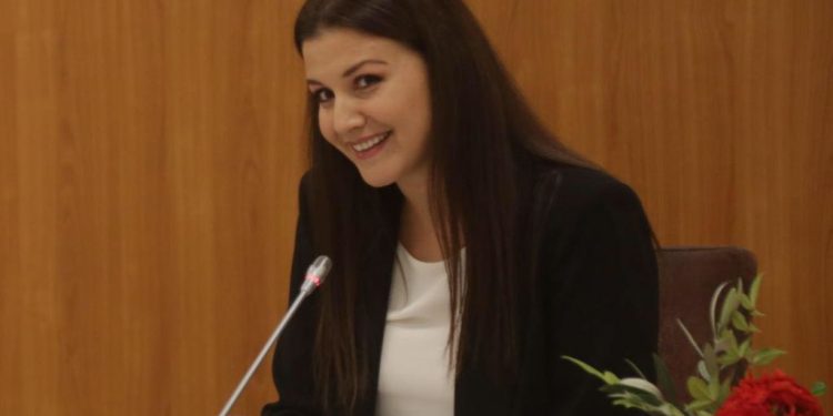 Vjehrra e zëdhënëses së re të Berishës, Floriana Garo masakron… Berishën: Faktet e korrupsionit dhe krimeve të tij janë ulëritëse