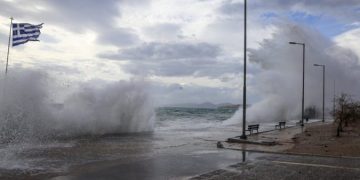 Moti i keq përfshin Greqinë/ Reshje shiu, dëbore dhe erëra të forta, dhjetëra shtëpi të shkatërruara, ndërpriten lundrimet e trageteve