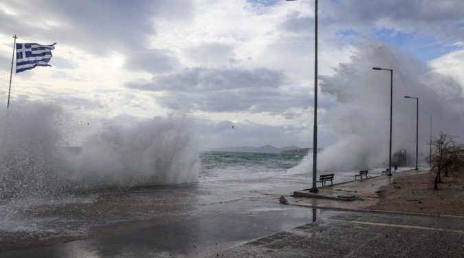 Moti i keq përfshin Greqinë/ Reshje shiu, dëbore dhe erëra të forta, dhjetëra shtëpi të shkatërruara, ndërpriten lundrimet e trageteve