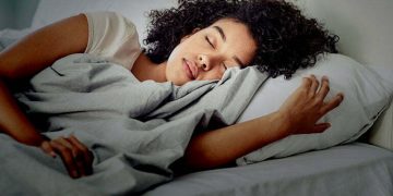 Studimi: Përse duhet të flini në orën 22:00