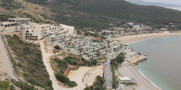 Skandal! Grabitet prona në Jalë. Personat që e legalizuan, lidhën kontratë me familjarët e Damian Gjiknurit për të ndërtuar hotel