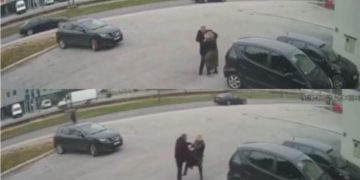 Pedagogia e njohur tërheq burrin dhe e rreh në mes të rrugës (Video)