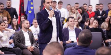 E papritur! Forumi Rinor i Partisë Demokratike del kundër Lulzim Bashës