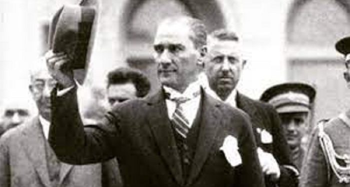 Më 9 nëntor 1938 vdes në Stamboll, në moshën 57 vjeçare themeluesi i Turqisë moderne, Mustafa Kemal Ataturk