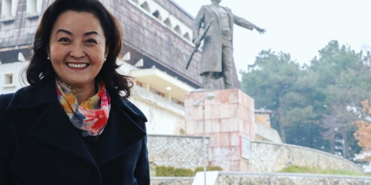 Berisha e shpalli “non grata” nga zyra e tij, Yuri Kim e “sfidon” nga Tropoja: Ndjehem si në shtëpinë time