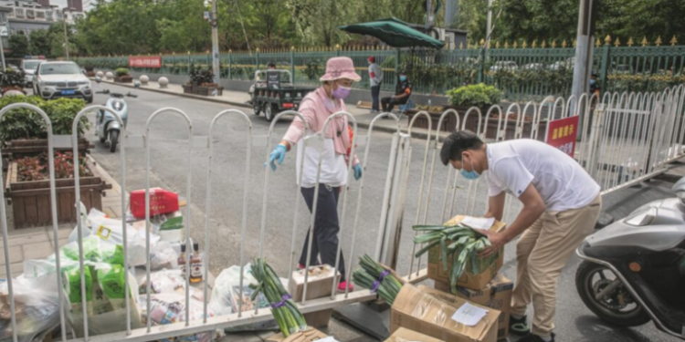 Kinezët po zbrazin raftet e supermarketeve, çfarë po ndodh?