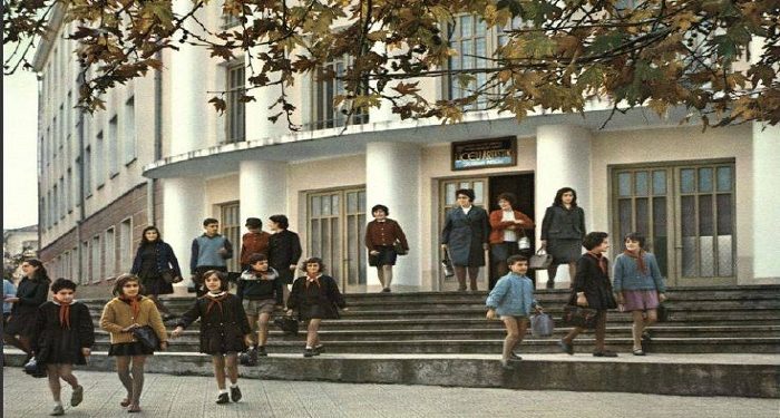 Një mësues është ai që zgjon shpresat që kanë vdekur, zgjeron kufijtë e imagjinatës së nxënësve të tij