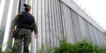 “Çdo natë na pret një taksi”, emigrantët ngrenë çadrat 300 m larg kufirit me Shqipërinë