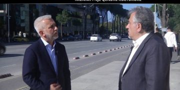 Limos Dizdari në protestë i vetëm para Kryeministrisë prej 12 ditësh: Sot më kanë mbetur vetëm rrobat e trupit