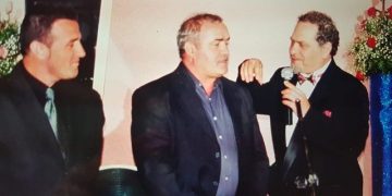 Agron Llakaj kujton Koço Devolen: “Mjeshtër i Madh” u dekorua edhe “paçja”… se e ha një shoku i presidentit, por jo ti Koço