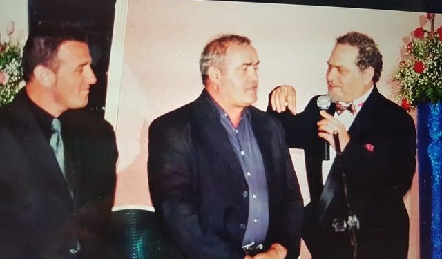 Agron Llakaj kujton Koço Devolen: “Mjeshtër i Madh” u dekorua edhe “paçja”… se e ha një shoku i presidentit, por jo ti Koço