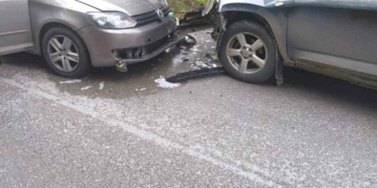 Shoferi shqiptar iu bën “zbor” policëve grekë, thyen traun dhe godet patrullën, ndiqet si në filma