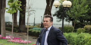 “Një provincial qesharak”! Rrëfimi i ish-ambasadorit shqiptar në Uashington për vizitat në SHBA të Fatmir Mediut: “S’la mëngjes lutjesh pa ngrënë, historitë me Majkon dhe Moisiun