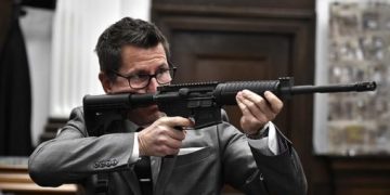 Prokurori i drejton pushkën jurisë, në gjyqin që ka ‘ndezur’ SHBA