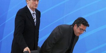 Vijon debati në PD: Paloka sulmon Yuri Kim për shpalljen “non grata” të Berishës! Bejko akuzon ish-kryeministrin se përdor partinë si kalë shpëtimi
