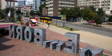 Ambasadat në Kosovë paralajmërojnë stafin: Evitoni turmat dhe qendrat tregtare – ka rrezik për një sulm