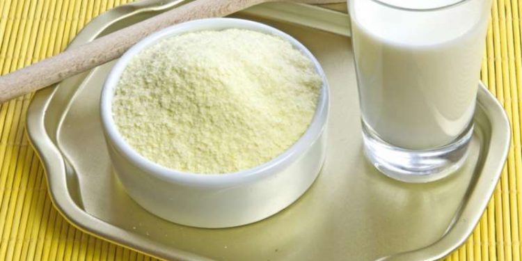 Negociatat sekrete: Si lobuan bosët e qumështit për të hequr taksën për qumështin pluhur