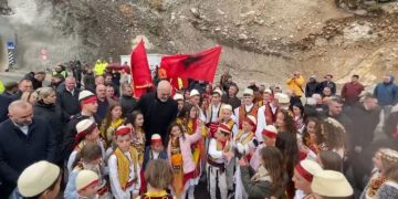 VIDEO/ Hapet rruga e Arbrit! Rama pritet me daulle: Provizorisht kalohet me “bypass” në Tunelin e Murrizit!