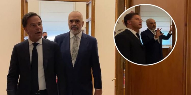 VIDEO/ “E mahnitshme”! Rama i tregon homologut holandez zyrën: Si i kthej vizatimet në letër murale