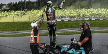 Fundi i një epoke në Moto GP: Festë dhe lamtumirë për Valentino Rosin! Doktori e mbyll në vendin e 10 garën dhe  karrierën (Video)