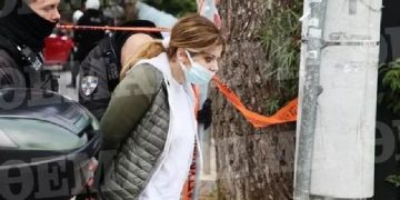 E shokuar dhe me pranga në duar, momenti i arrestimit të artistes shqiptare që qëlloi ndaj mjekut grek në sy të vajzës! E kishte paralajmëruar: Ora e ndëshkimit po afron