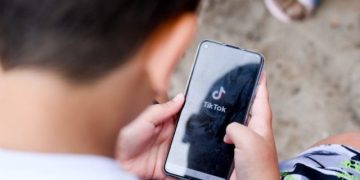 “Jetë pa lidhje, e mbushur me errësirë”! U tha se humbi jetën pas një sfide në tik-tok, çfarë shkruante 13-vjeçari në rrjetet sociale
