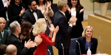 Pak orë pasi u zgjodh si kryeministre, jep dorëheqjen gruaja që hyri në histori