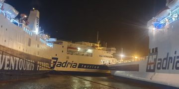 Erë e fortë në Durrës! Ishte nisur drejt Barit: Trageti “Ventouris” me 173 pasagjerë përplas anijen