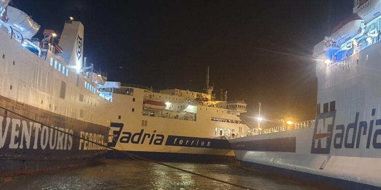 Erë e fortë në Durrës! Ishte nisur drejt Barit: Trageti “Ventouris” me 173 pasagjerë përplas anijen