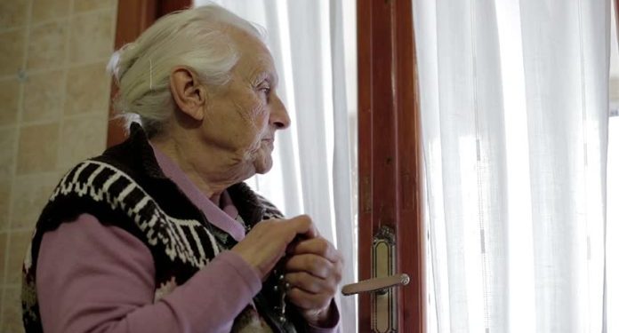 Duhet të mësohem me këtë vetmi! Letra e trishtë e një nëne me shumë fëmijë e mbyllur në azil pa dëshirën e saj