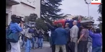 Skandal! Berisha trimërohet me 14 Shtatorin e me arkivolin e Azemit që e përdori për të thyer derën e Kryeministrisë, kërcënon Ramën: Mbathja se mjerë ti çdo heqësh, të paralajmëroj siç bëra me Fatos Nanon!
