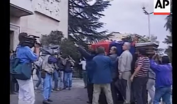 Skandal! Berisha trimërohet me 14 Shtatorin e me arkivolin e Azemit që e përdori për të thyer derën e Kryeministrisë, kërcënon Ramën: Mbathja se mjerë ti çdo heqësh, të paralajmëroj siç bëra me Fatos Nanon!
