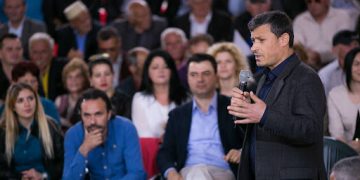 Humori: Në fillim e sulmonte PS, tani kandidatin e PD e sulmon Berisha me të njëjtat akuza