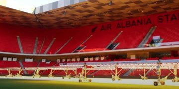 Vullnetarët e Saliut i’u a kalojnë vullnetarëve të Enverit! Erion Braçe futet në stadiumin “Air Albania” dhe mbetet pa fjalë kur zbulon se çfarë i panë sytë: Para, para, para! Biznes dhe qindra njerëz të paidentifukuar punojnë pët të ngritur foltoren