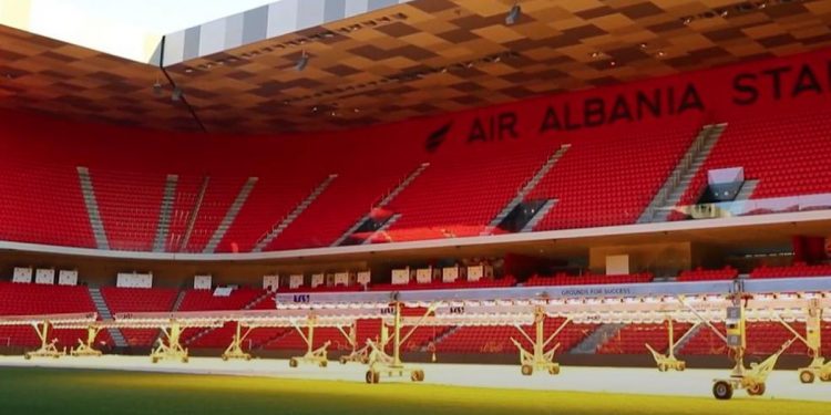 Vullnetarët e Saliut i’u a kalojnë vullnetarëve të Enverit! Erion Braçe futet në stadiumin “Air Albania” dhe mbetet pa fjalë kur zbulon se çfarë i panë sytë: Para, para, para! Biznes dhe qindra njerëz të paidentifukuar punojnë pët të ngritur foltoren