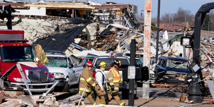 SHBA, vazhdojnë përpjekjet e pastrimit në zonat e goditura nga tornadot