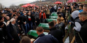 “Qante në shi, teksa varroste 10 familjarët e tij”! Reuters sjell historinë e shqiptarit që humbi gjithë familjen në aksidentin tragjik të Bullgarisë! E shpëtoi rastësia