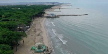 Bunkerët e Shqipërisë sërish në vëmendjen e mediave të huaja, agjencia franceze AFP: Po ‘gllabërohen’ nga deti teksa erozioni përparon në vijën bregdetare
