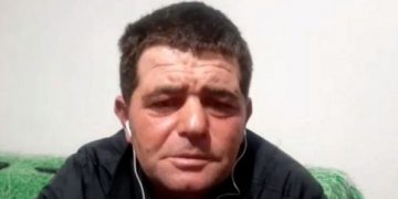 Çudia e policisë greke! Shqiptari vari veten me lidhëse këpucësh në furgonin e policisë me pranga dhe … pa lidhse këpucësh
