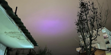 E çuditshme! Qytetarët në Tiranë befasohen nga fenomeni në qiell, publikohen pamjet që qarkulluan me shpejtësi