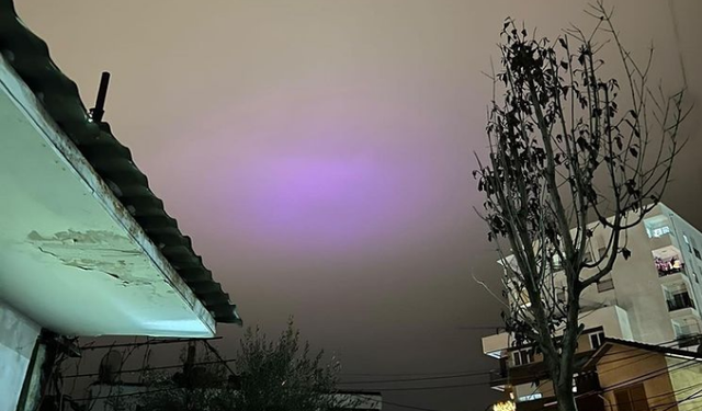 E çuditshme! Qytetarët në Tiranë befasohen nga fenomeni në qiell, publikohen pamjet që qarkulluan me shpejtësi