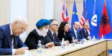 6 ambasadorët “ndërhyjnë” në sherrin brenda PD: Foltorja e Berishës përplasje jo vetëm me SHBA