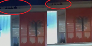 A po shkojmë drejt një përplasje? Mbështetësit e Berishës mbërrijnë në oborrin e selisë, Basha nxjerr njerëz të veshur me të zeza në tarracë, çfarë po ndodh në PD (Video)